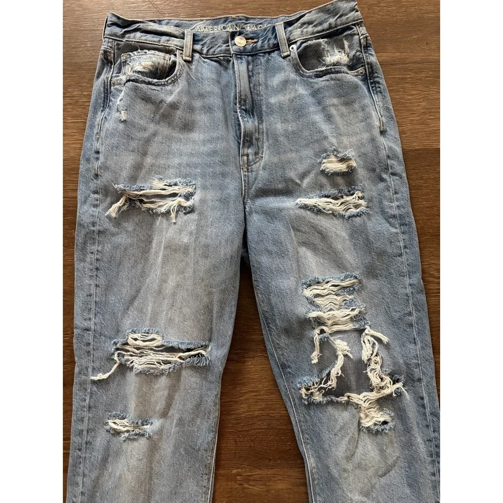 American Eagle Women's Mom‎ Jeans Distressed Size 8 Light Wash Denim